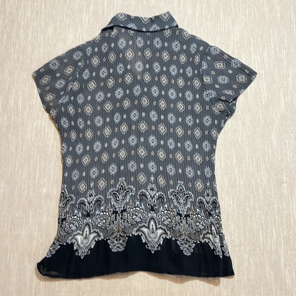 APT. 9  Gray, black white and cream patterned short sleeve blouse. Size Small - Picture 2 of 8